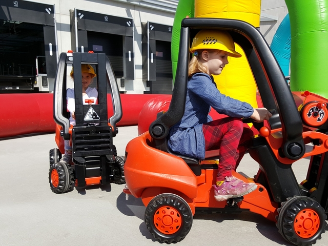 Kinder Gabelstapler fahren (3 x Linde Forklift Mini-Stapler) im aufblasbareren Sicherheitsparcours