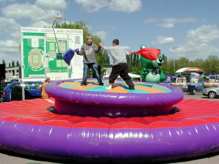 Gladiator-Fight-Knock-Out-Kampf-der-Gladiatoren-Kissenschlacht-768x576