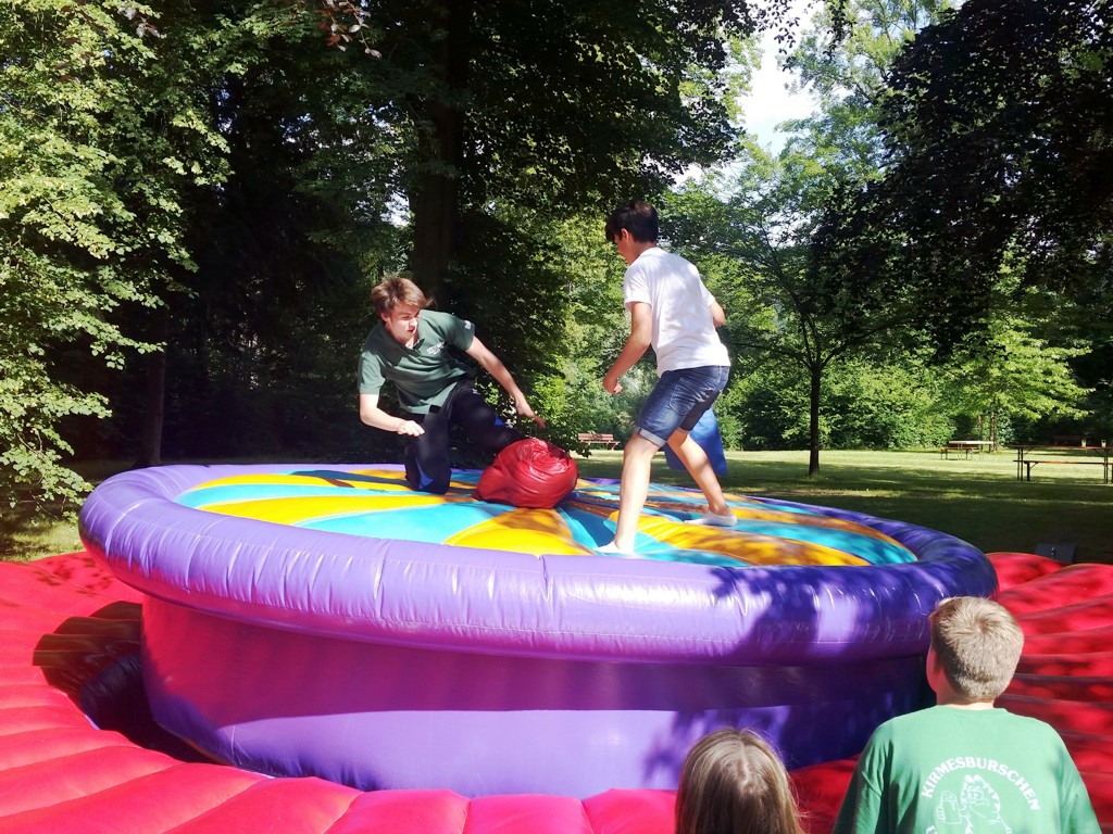 Gladiator-Fight-Knock-Out-aufblasbares-Gladiatorenspiel-mieten