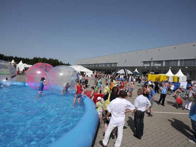 Aqua Water Walking Balls mit aufblasbarem Pool mieten