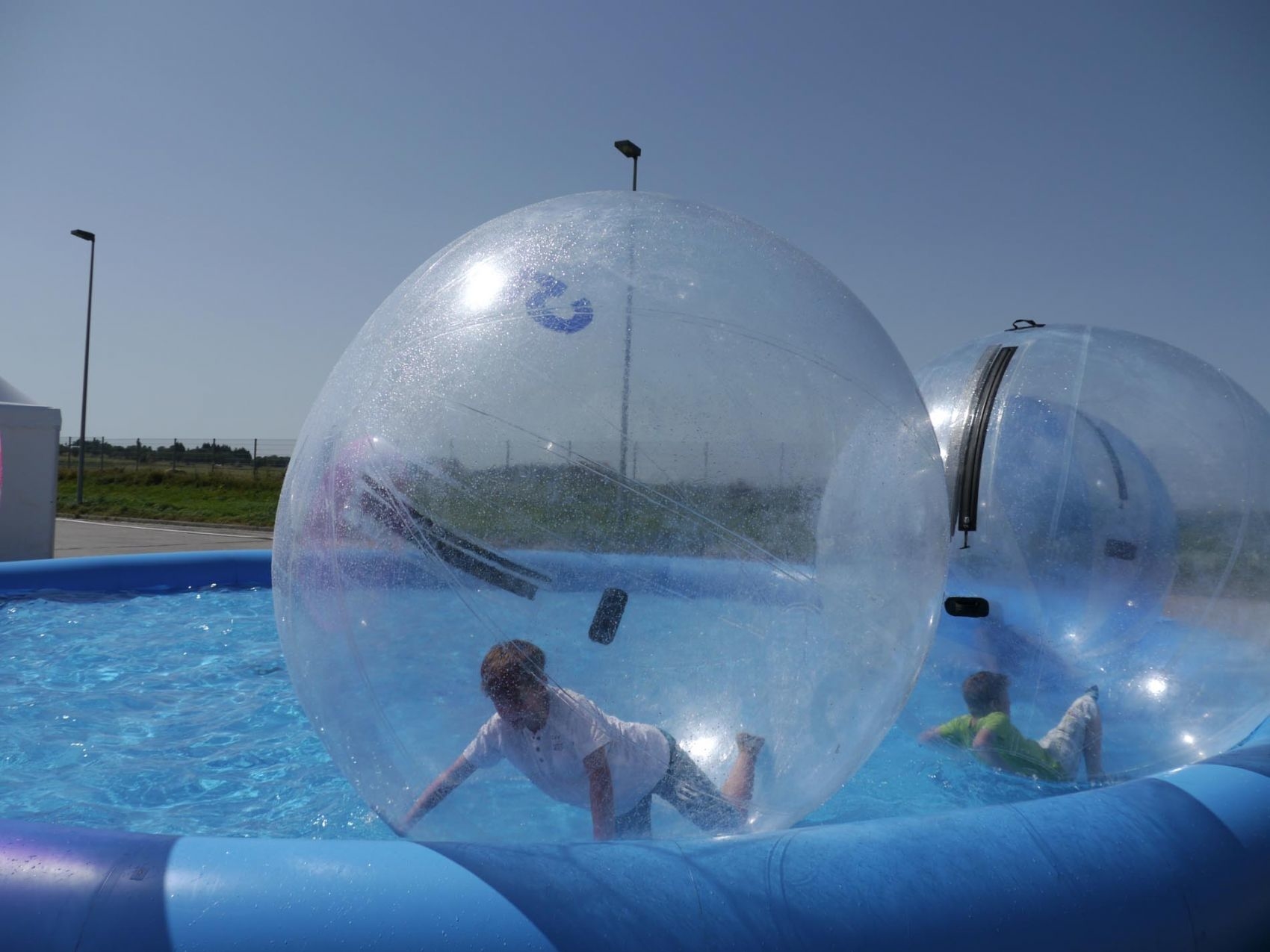 waterballs-pool-2030201