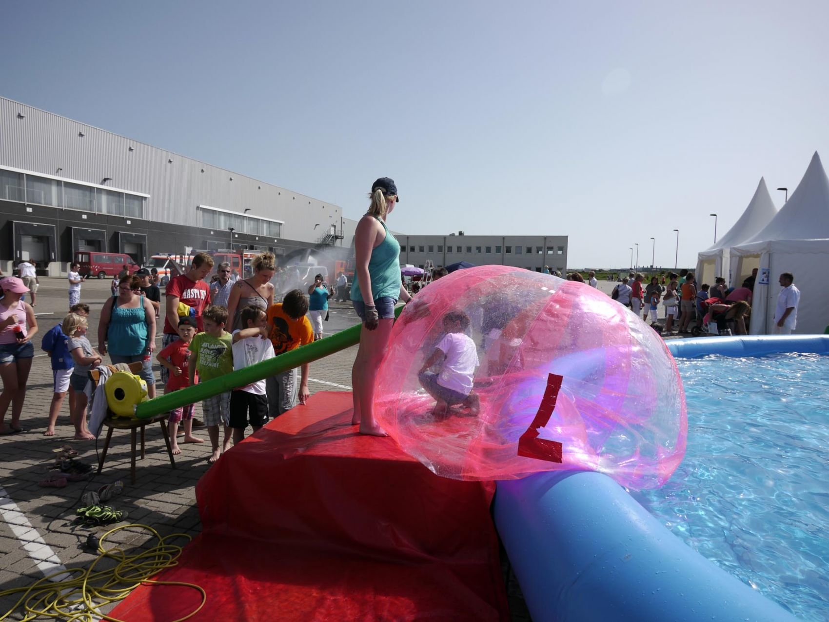 waterballs-pool-2030202