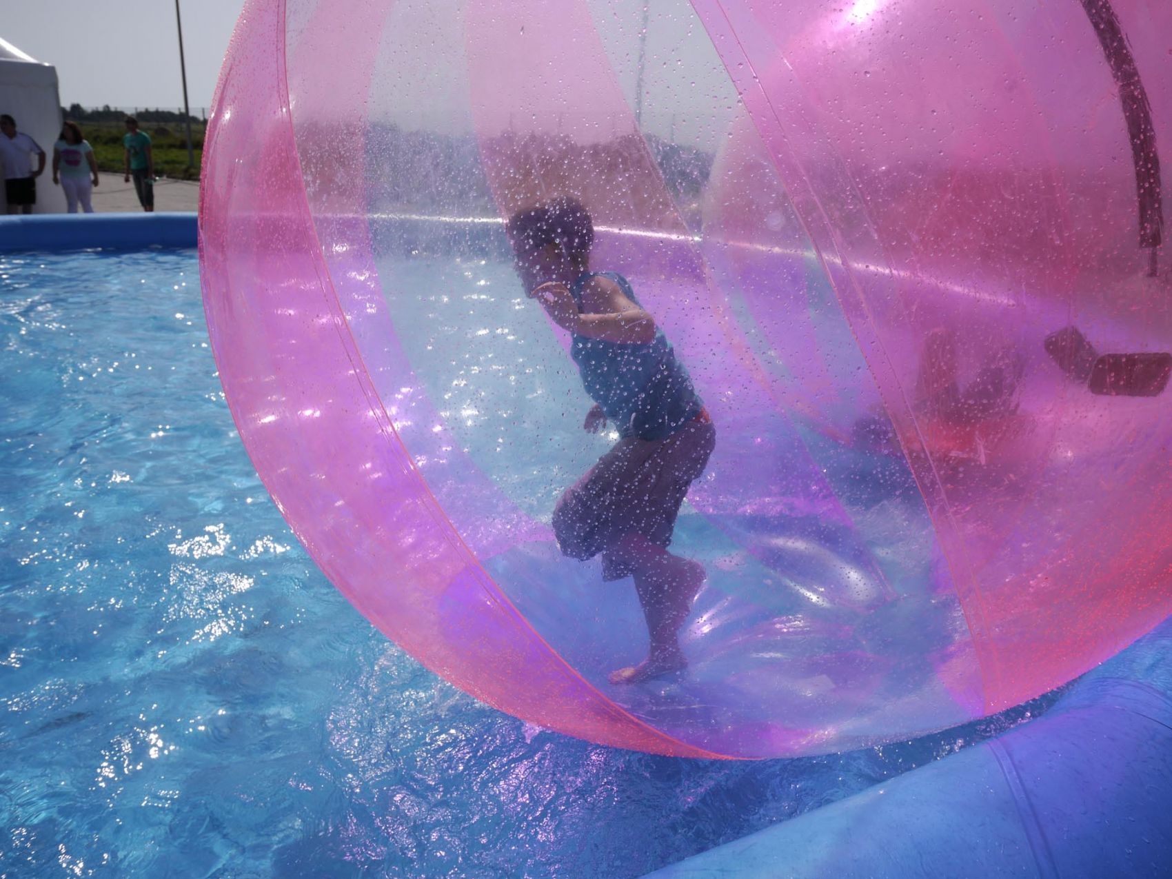 waterballs-pool-2030218