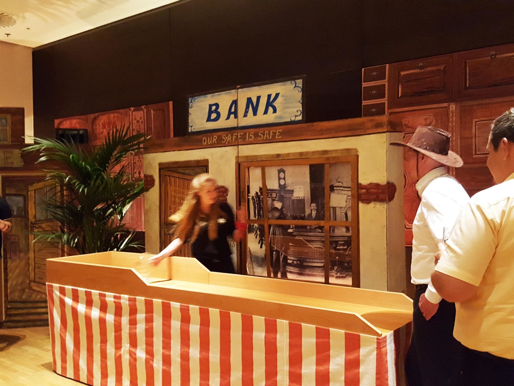 kulisse-bank-bierkrugschieben_www.eyeconcept.de_1701