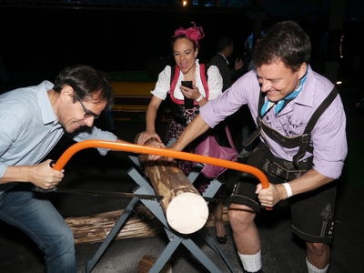 Oktoberfest Aktionsspiel Baumstamm Wettsägen