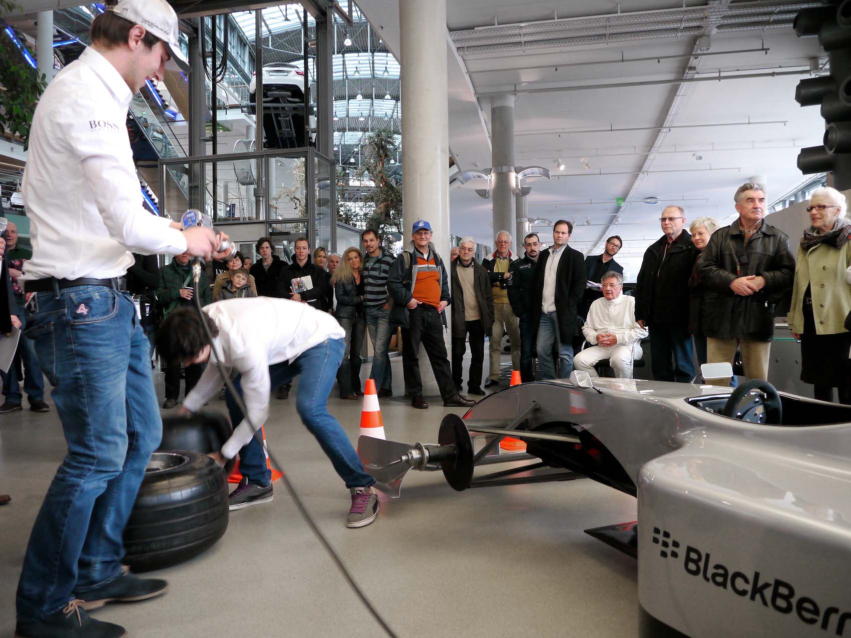 Mercedes-AMG-Fahrer-Christian-Vietoris-und-Roberto-Merhi-201232