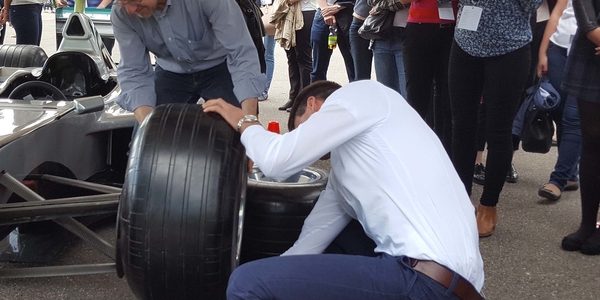 Boxenstopp Pitstop Wettbewerb am Formel 1 Simulator