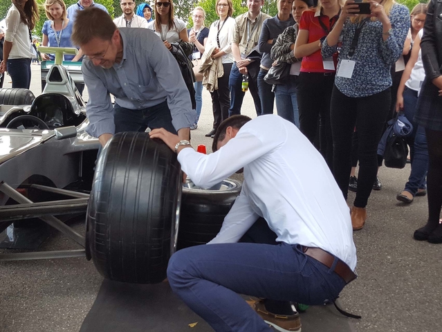 Boxenstopp Pitstop Wettbewerb am Formel 1 Simulator