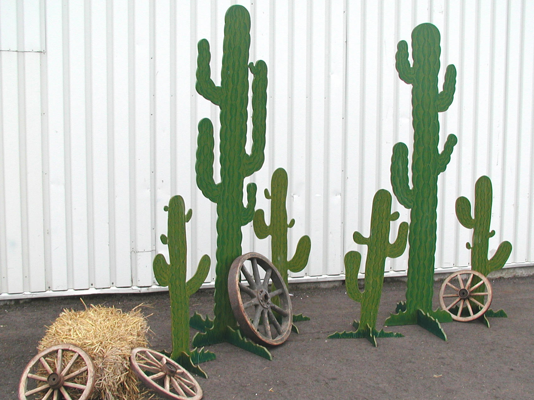 wagenraeder-kakteen-deko-wild-west