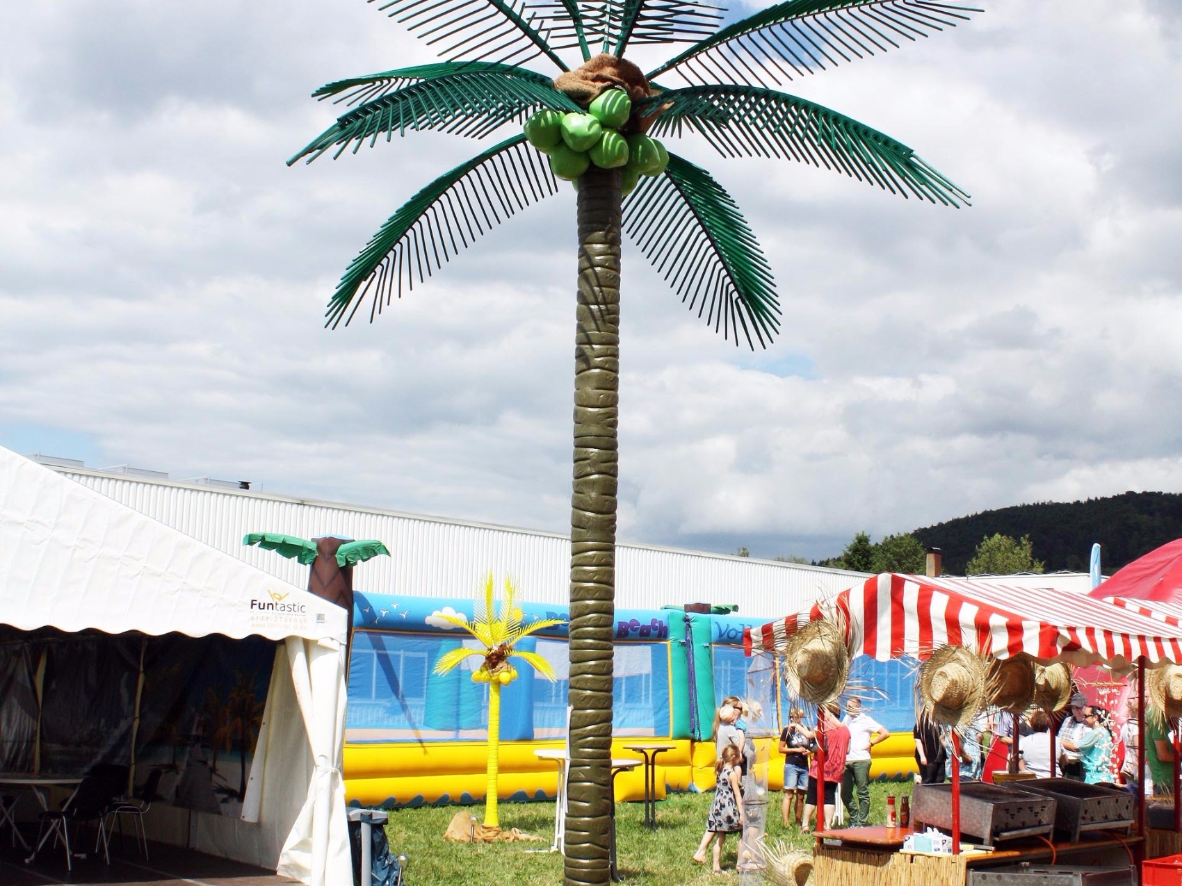 dekopalme-Gruen-XXL-beachparty_www.eyeconcept.de_01