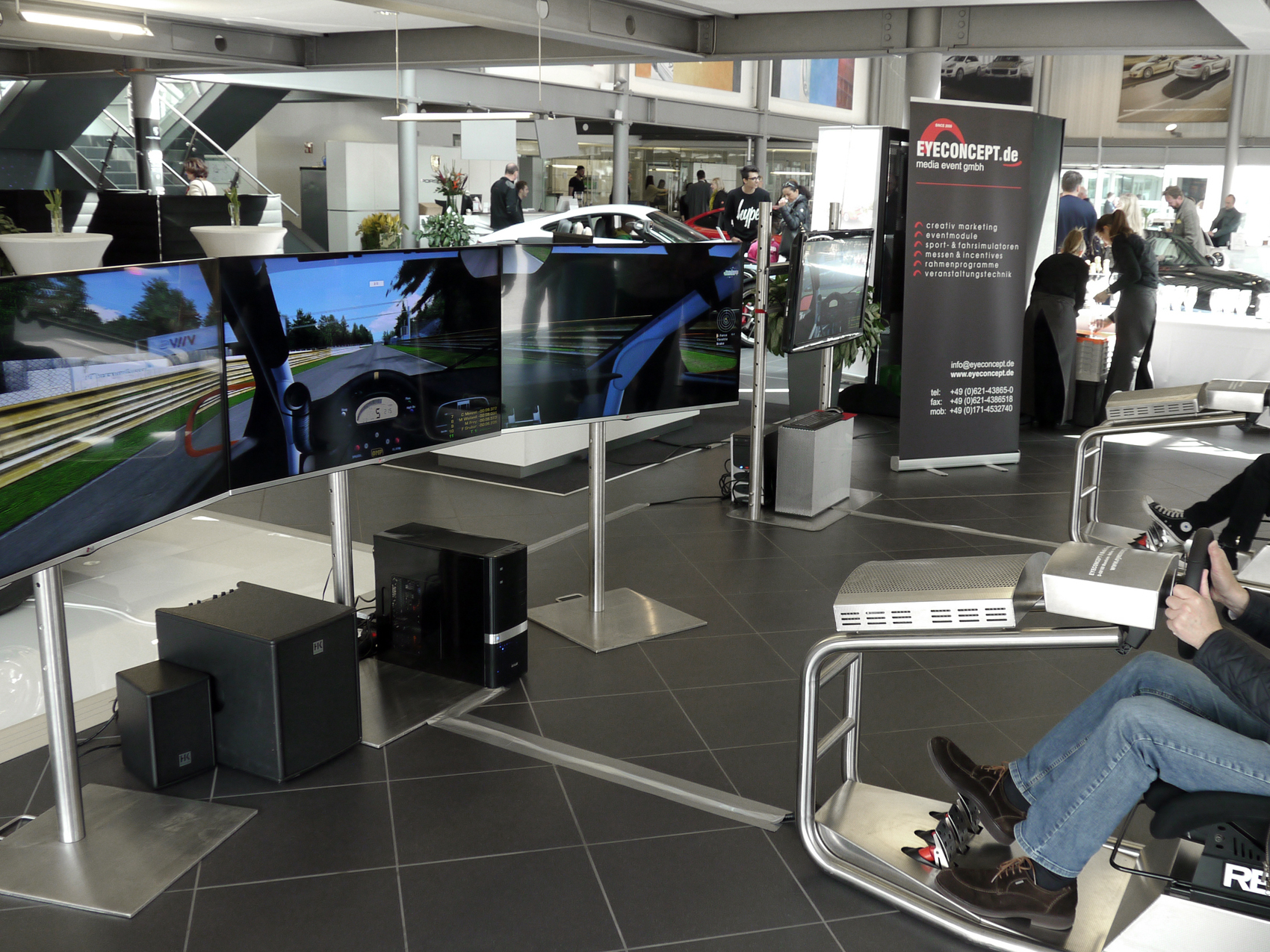 03_porsche-simulator_3-monitore_www.eyeconcept.de_010