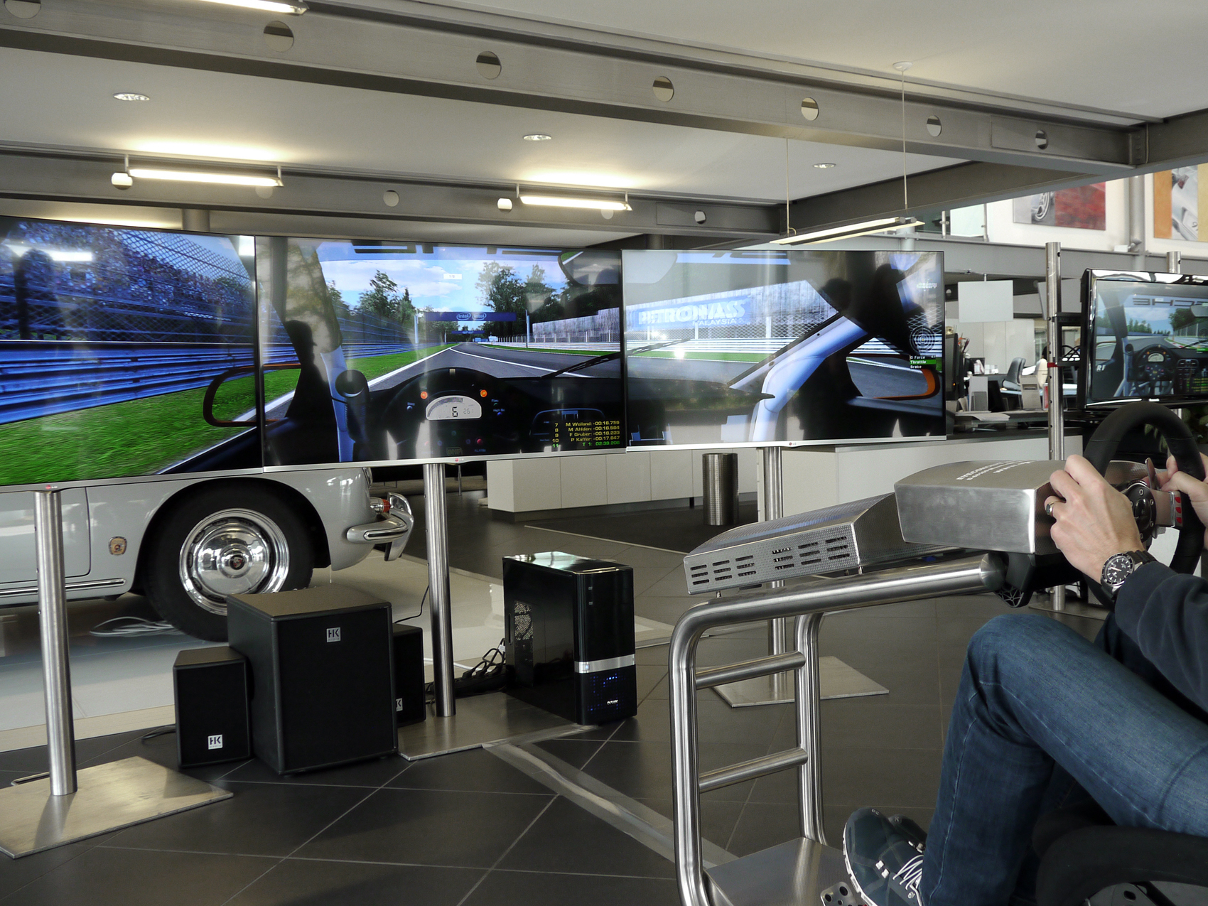 04-porsche-simulator_3-monitore_www.eyeconcept.de_009