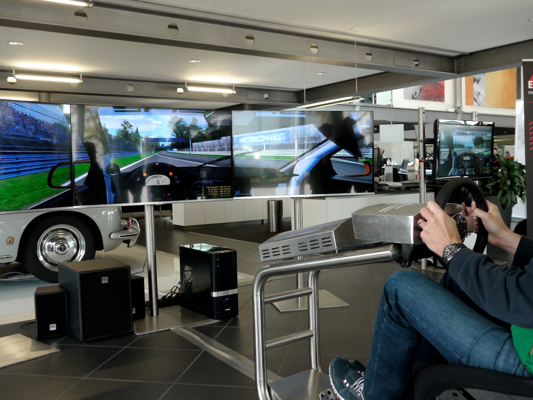 porsche-simulator_3-monitore_www.eyeconcept.de_009