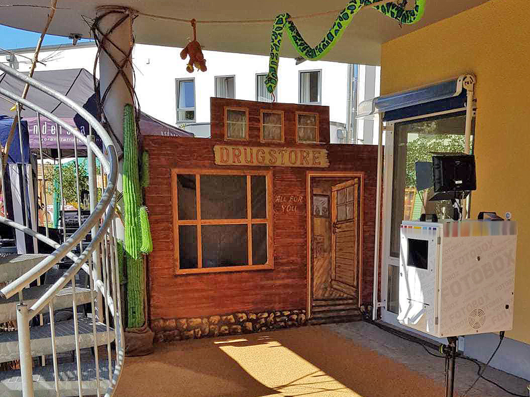wild-west-kulisse-drugstore5