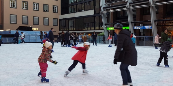 Eisbahn Kunsteisbahn zum Schlittschuhlaufen, Eishockey mieten