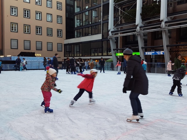Eisbahn Kunsteisbahn zum Schlittschuhlaufen, Eishockey mieten