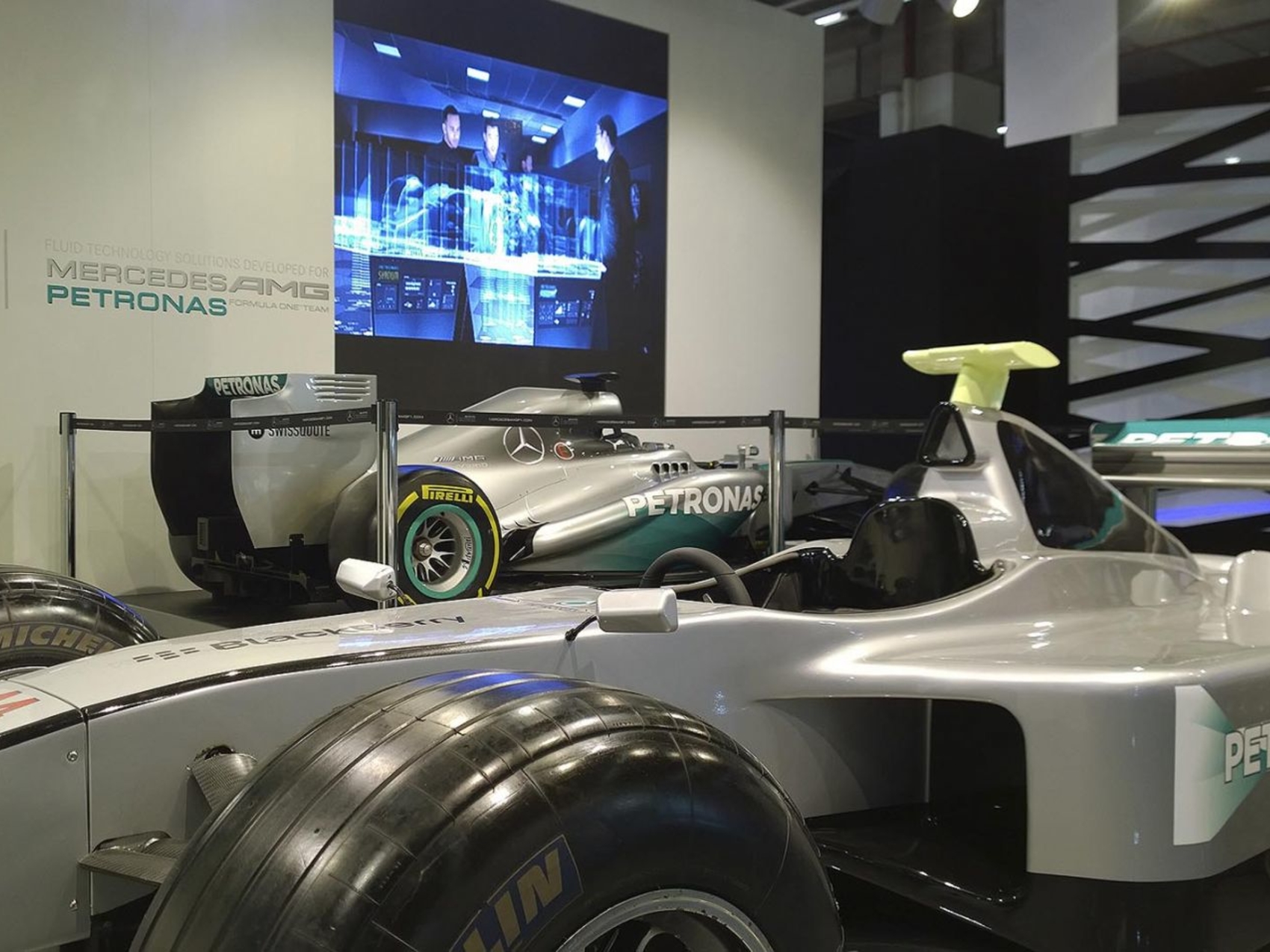 formel-1-simulator-silber-petronas-www-eyeconcept-de-20146