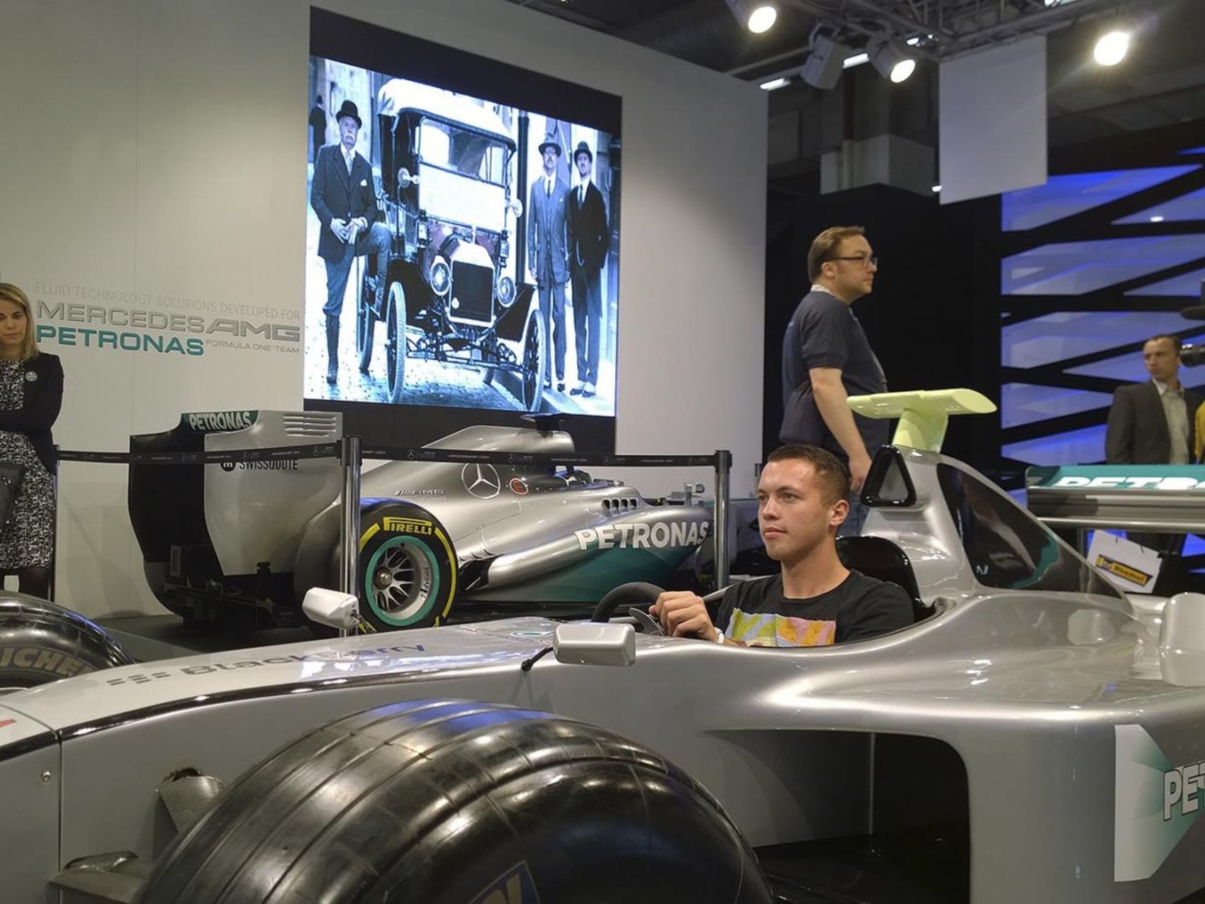 formel-1-simulator-silber-petronas-www-eyeconcept-de-20148