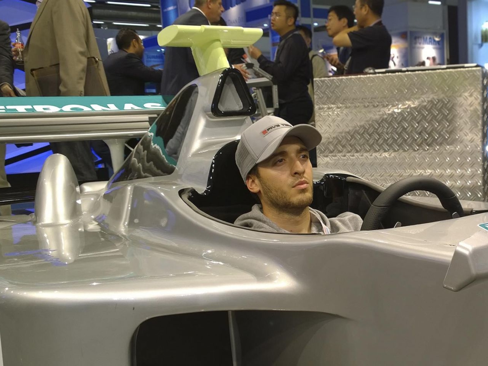 formel-1-simulator-silber-petronas-www-eyeconcept-de-20150