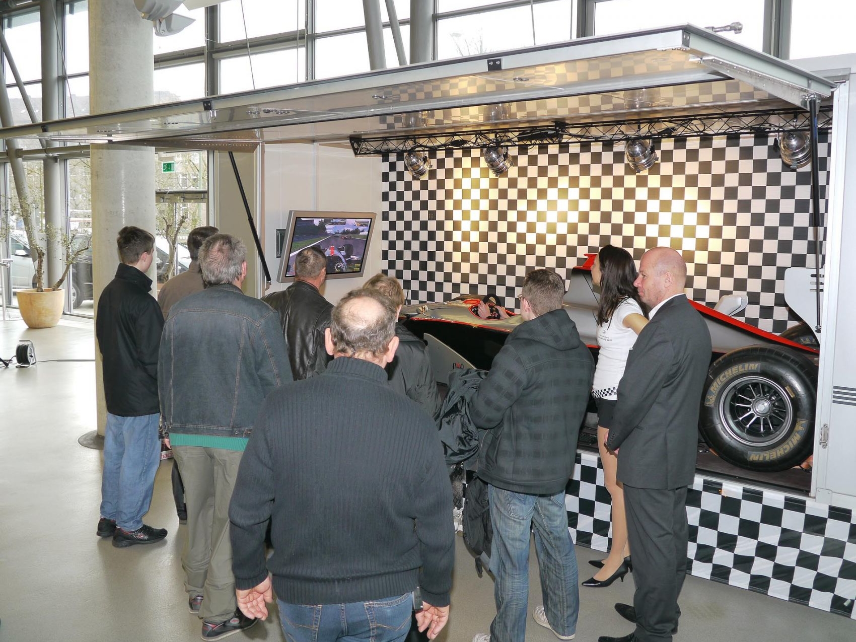 formel-1-simulator-auf-buehnentrailer-wettersicher-12