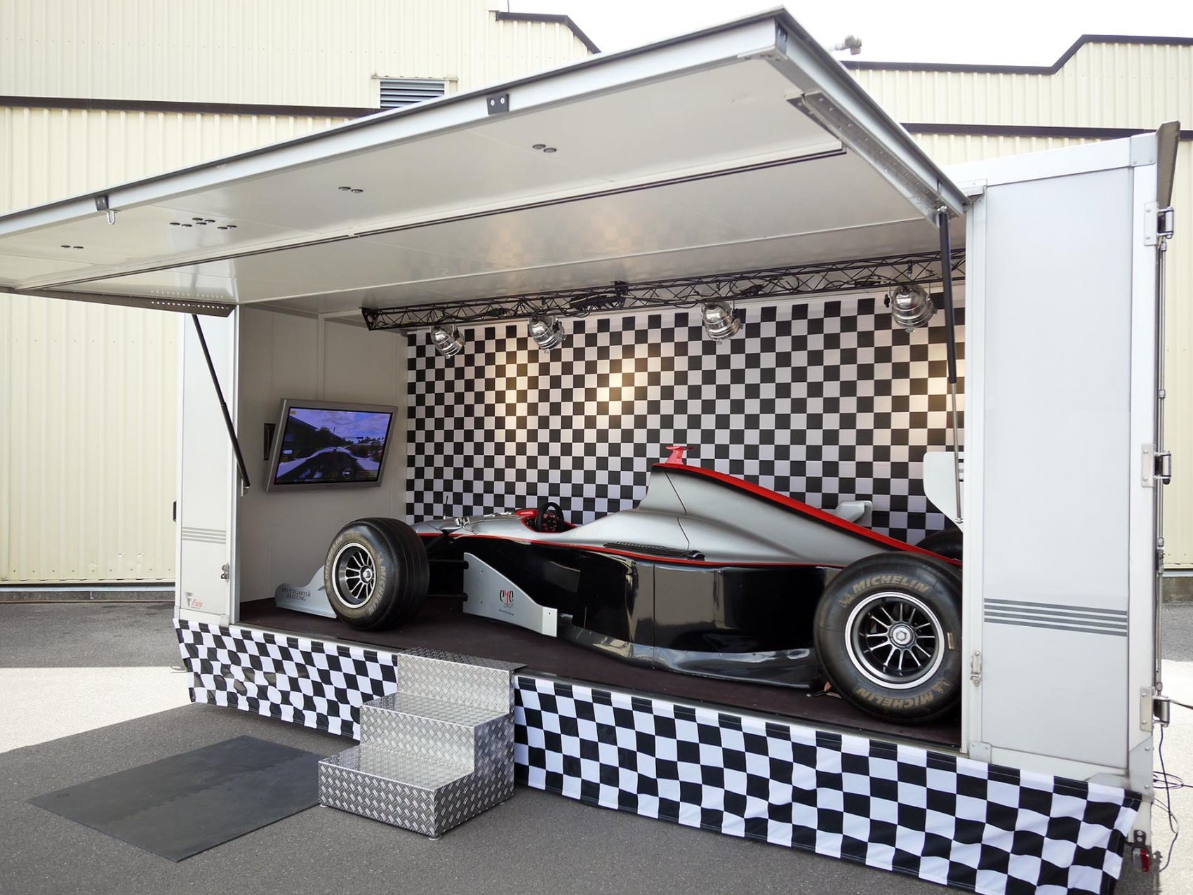 formel-1-simulator-auf-buehnentrailer-wettersicher-13