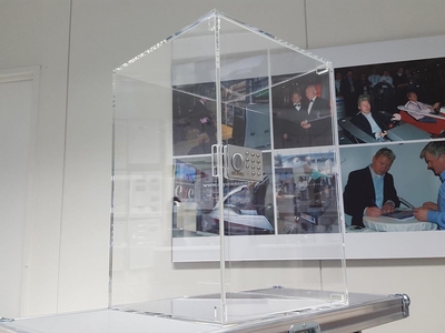 Fun Tresor aus Plexiglas mit frei programmierbarem Codeschloss mieten
