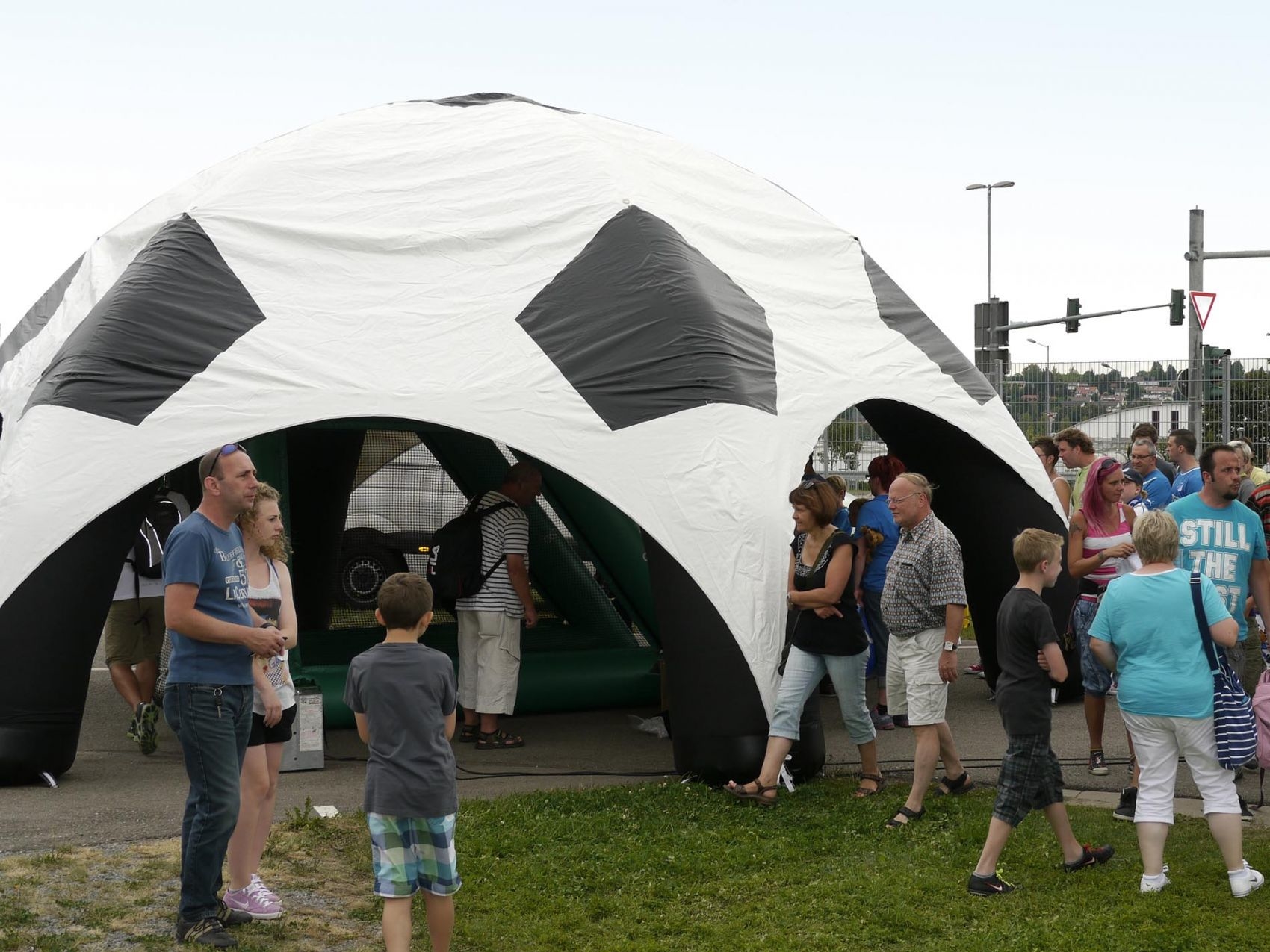 fussball-dome-8m-www-eyeconcept-de-001