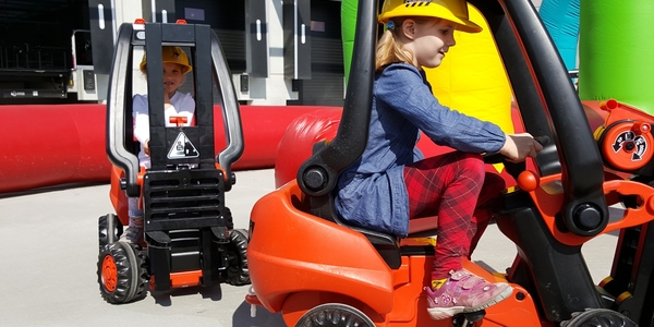 Kinder Gabelstapler fahren (3 x Linde Forklift Mini-Stapler) im aufblasbareren Sicherheitsparcours