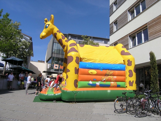 Giraffe Hüpfburg mit Regendach mieten