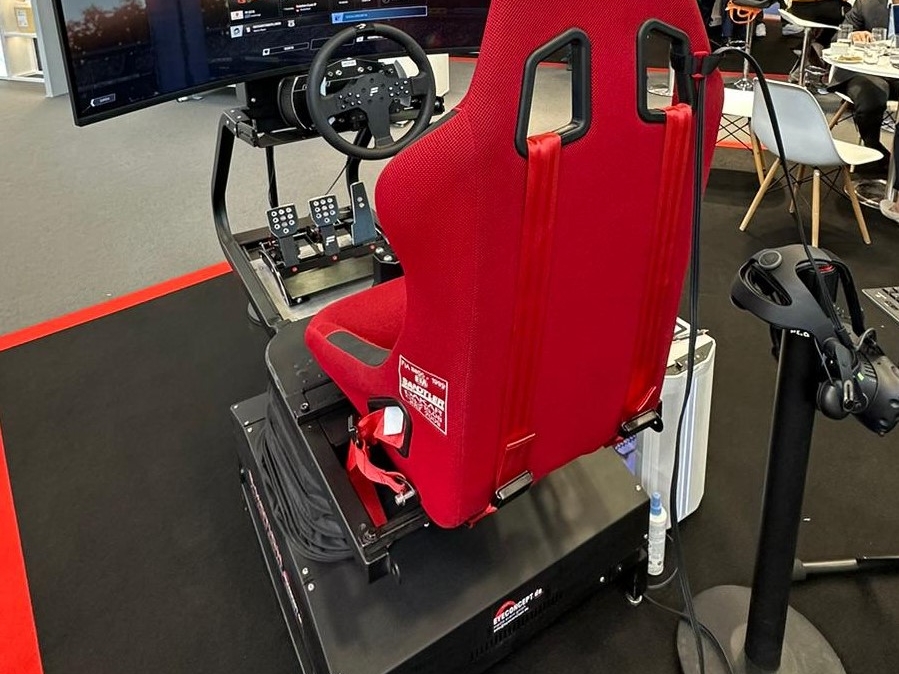 MotionSeat_VR_fuer_beispielsweise_Autorennen_Achterbahn