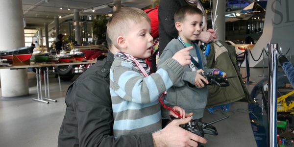 Hafencity mobile Hafenanlage mit fernsteuerbaren Miniaturschiffen mieten