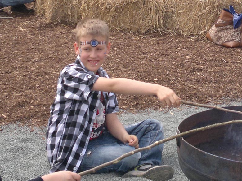 tipi-stockbrot-indianer-kinderschminken