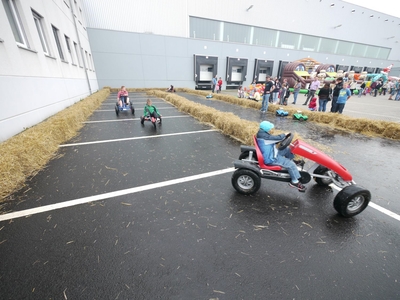 Kinderfahrschule mit 4 Kettcars mieten
