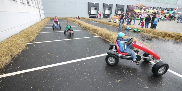 Kinderfahrschule mit 4 Kettcars mieten