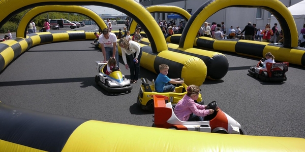 Kinder Fahrschule mit Formula Elektroautos mieten