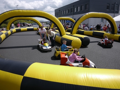 Kinder Fahrschule mit Formula Elektroautos mieten