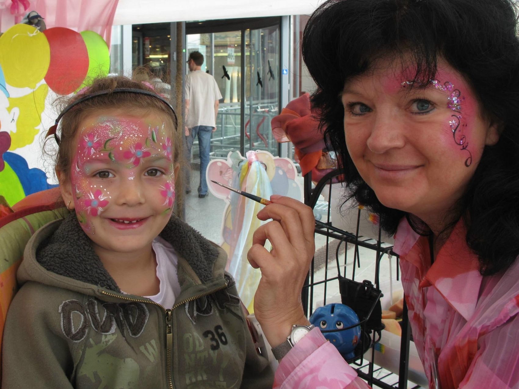 01-kinderschminken-stand-personal-005