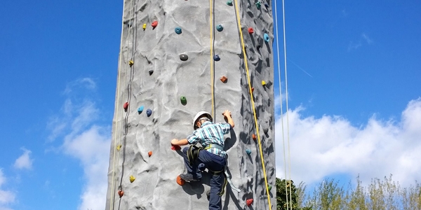 Klettermassiv Kletterberg, 3-seitig bekletterbar, Höhe: 10m mieten