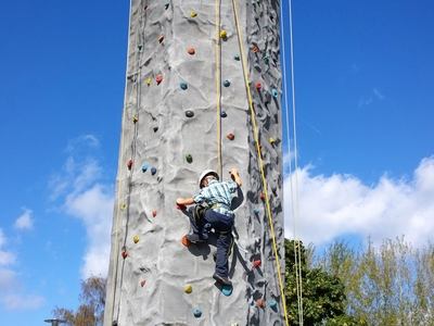 Klettermassiv Kletterberg, 3-seitig bekletterbar, Höhe: 10m mieten