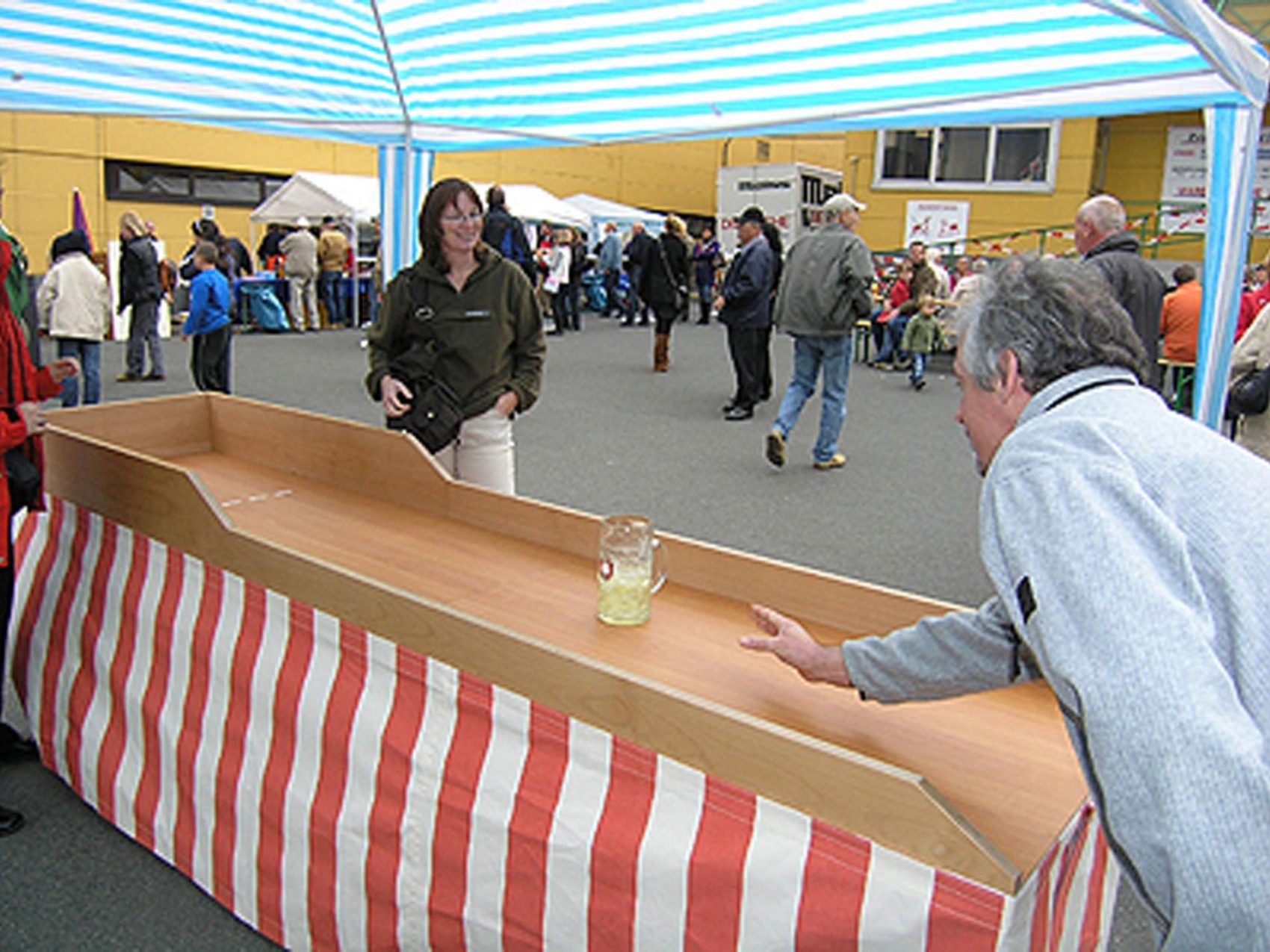 bierkrugschieben-0004