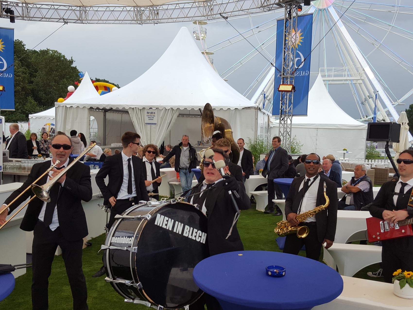 men-in-blech-booking-by-www.eyeconcept.de_001