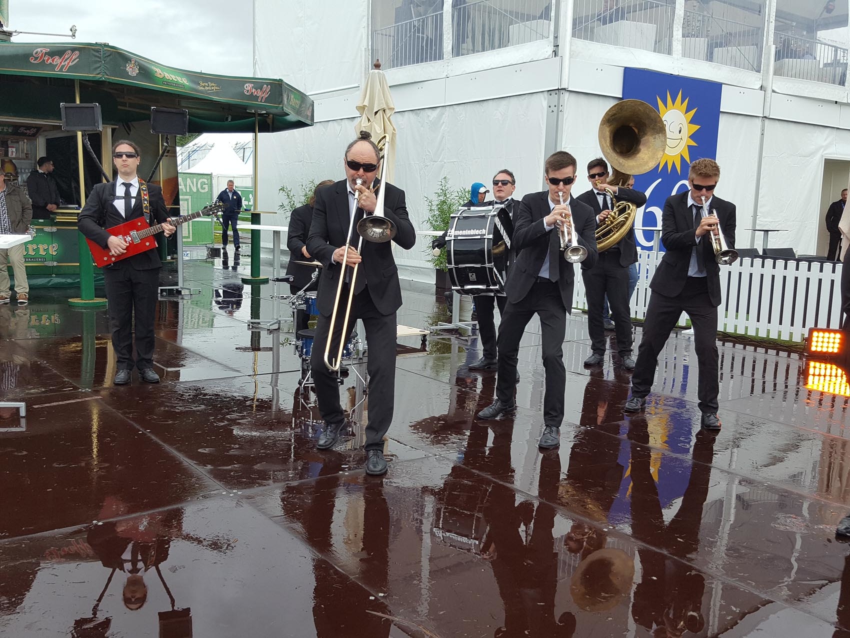 men-in-blech-booking-by-www.eyeconcept.de_003