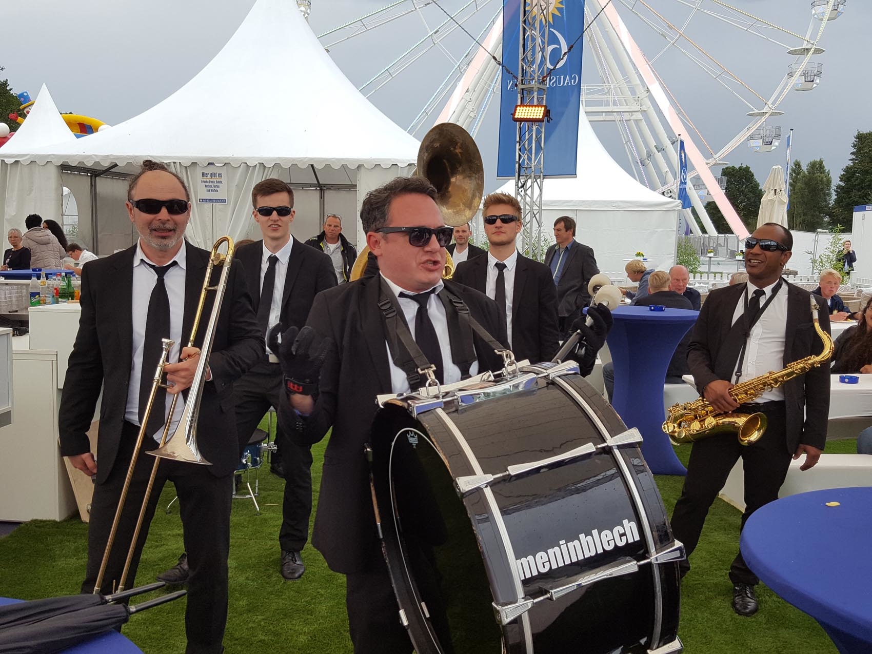 men-in-blech-booking-by-www.eyeconcept.de_005