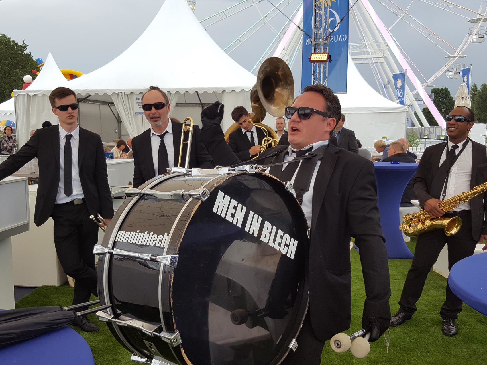 men-in-blech-booking-by-www.eyeconcept.de_006