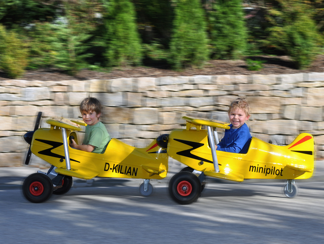 Minipilot Kinderflugplatz mit 3 Tretflugzeugen 