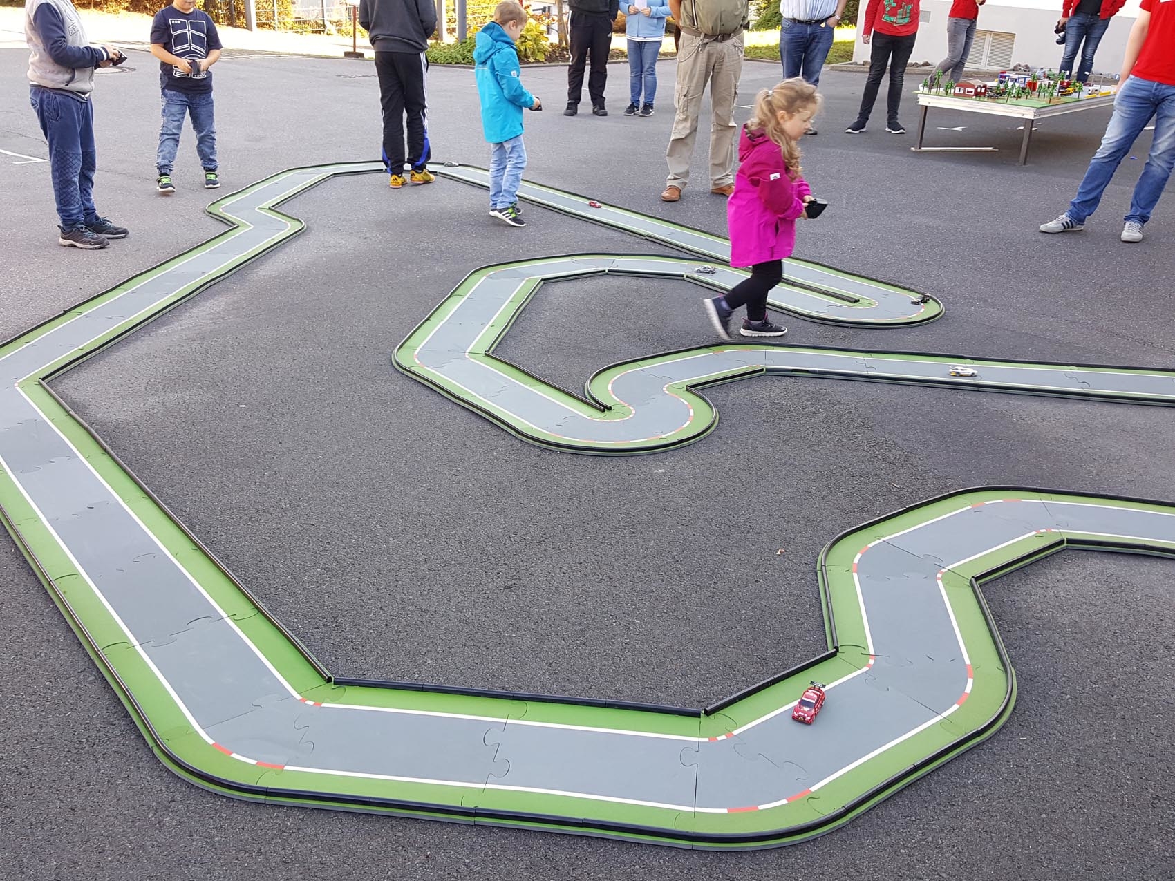 modulare-rennbahn-spurungebunden_www.eyeconcept.de_01a