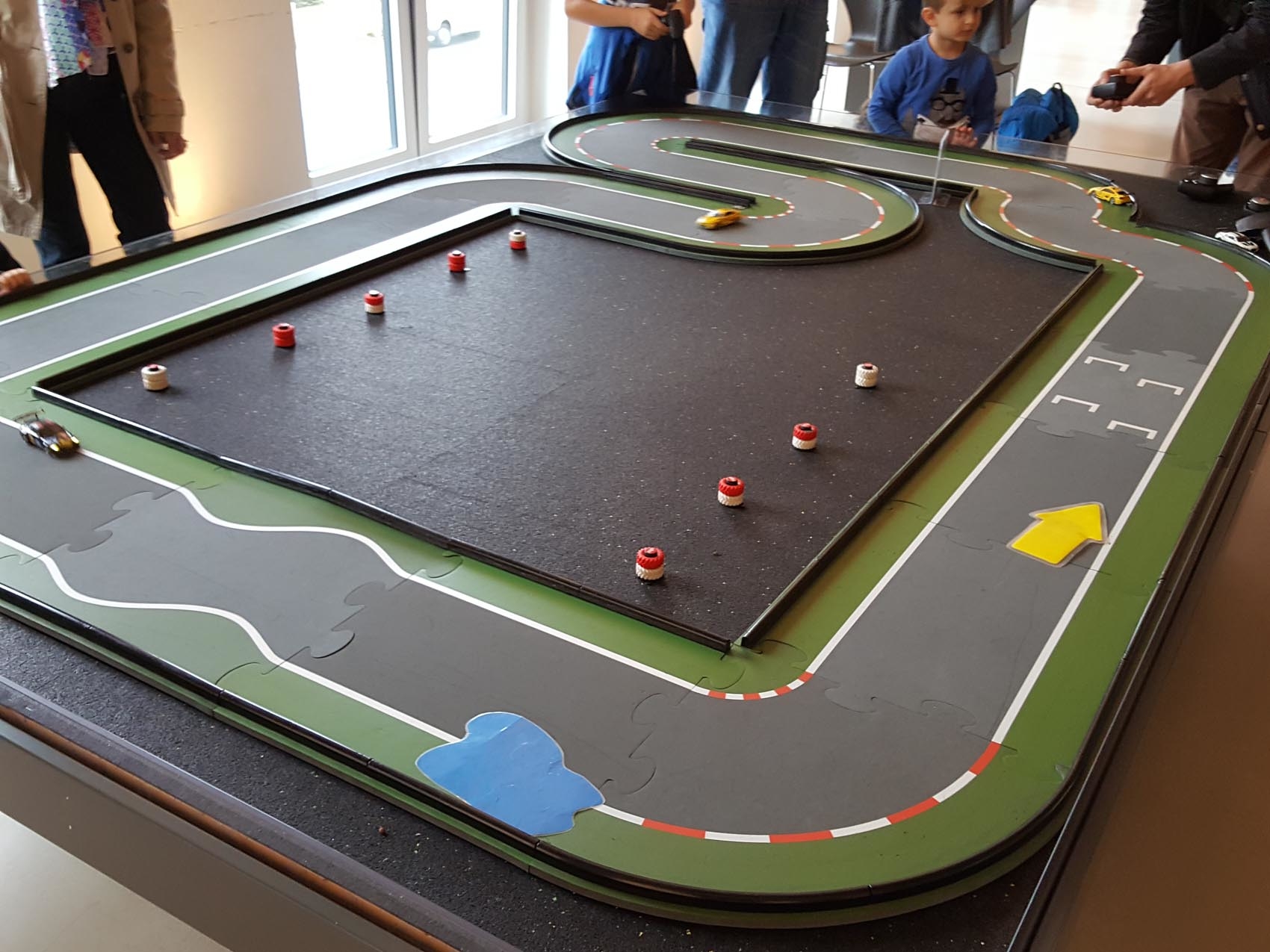 modulare-rennbahn-spurungebunden_www.eyeconcept.de_03-2