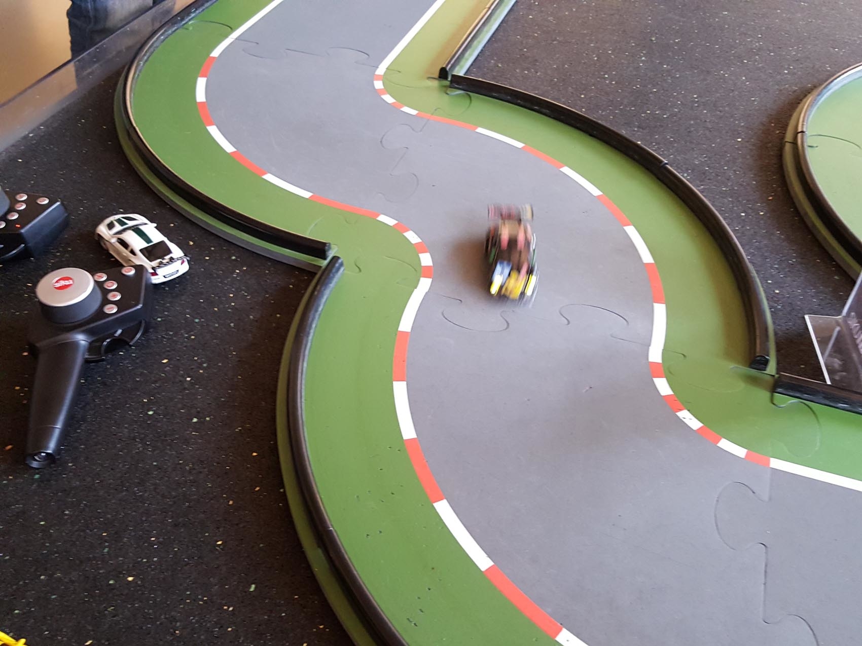 modulare-rennbahn-spurungebunden_www.eyeconcept.de_04