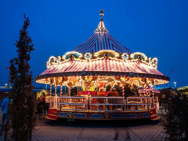 Nostalgie Karussellbar mieten, motorgesteuert drehbar überdacht. Ø 11m