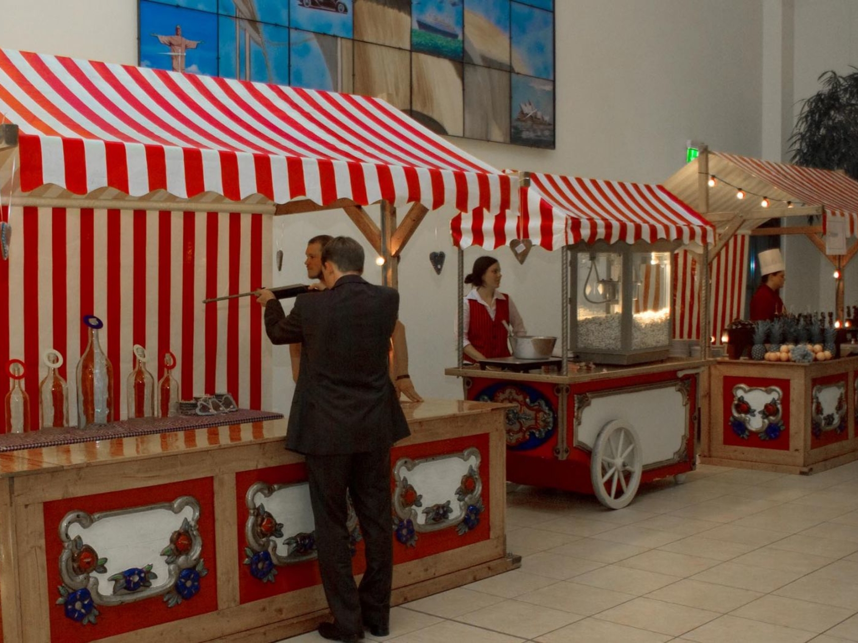 nostalgiemarktstand-korkenschiessen-marktwagen-popcorn-marktstand